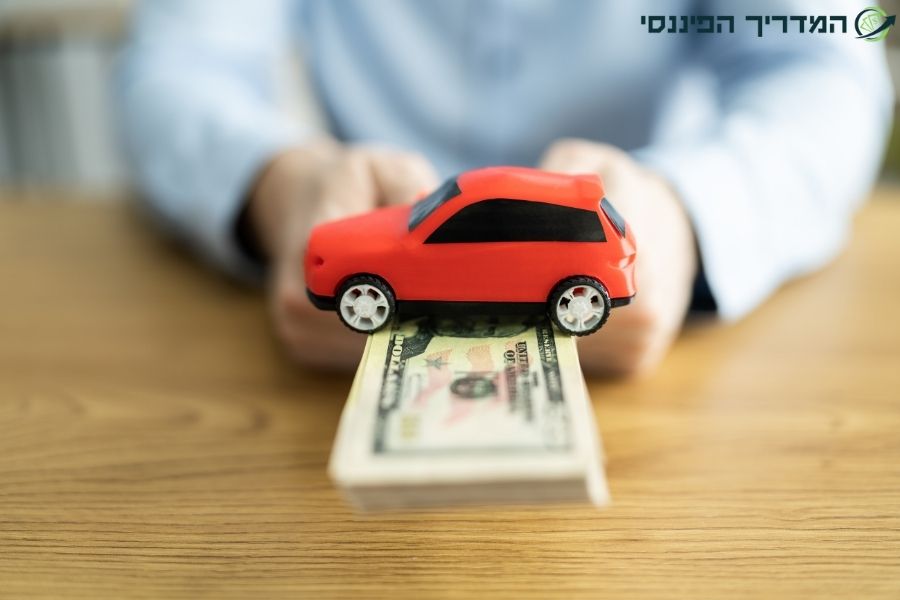 מימון לרכב- רכב קטן יושב על שטרות של כסף